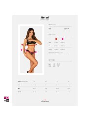 et due pezzi Nesari Obsessive — reggiseno e perizoma open nero stesi con etichetta guida Taglie
